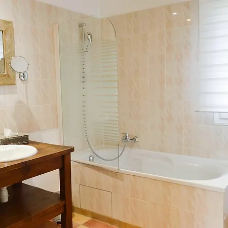 德连考特莱斯农庄旅馆 Ivry-le-Temple